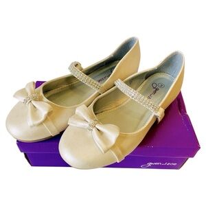 Gwen and Zoe Cream Kids Shoes with Bow Size 3